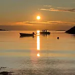Senja Beach Lodge بيت للعطل